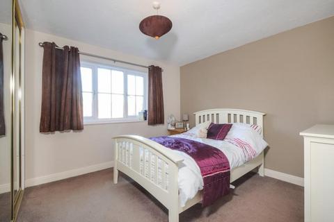 2 bedroom end of terrace house to rent, Macphail Close,  Wokingham,  RG40