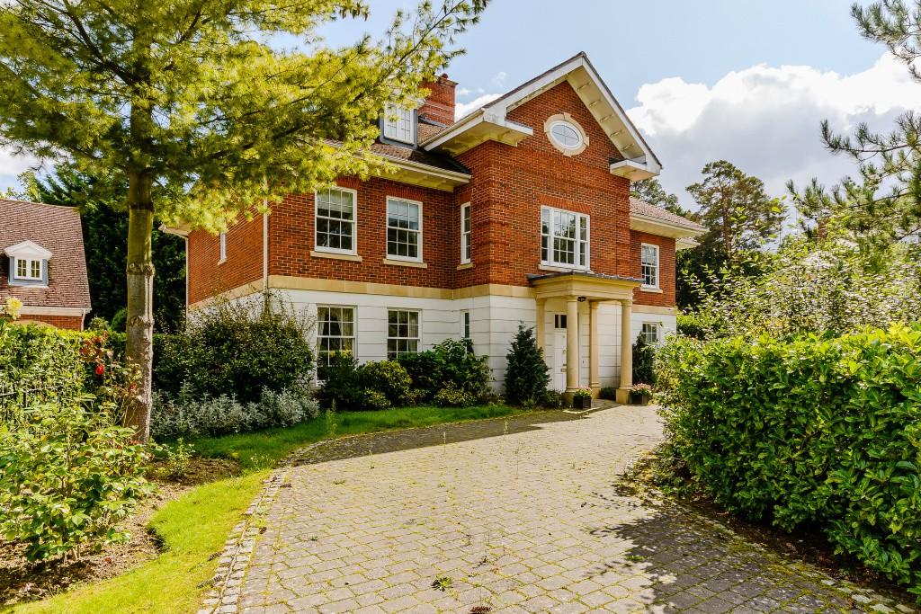 The Chase, Ascot 6 bed detached house £6,500 pcm (£1,500 pw)