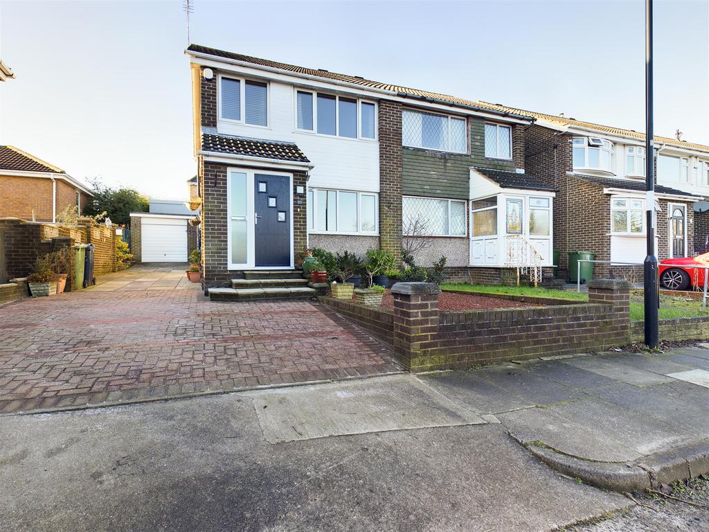 Southwold Gardens, Silksworth... 3 bed semidetached house £135,000