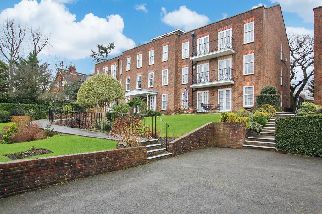 Ashurst Close, Northwood HA6 3 bed apartment £2,600 pcm (£600 pw)
