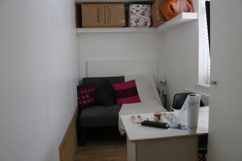 1 bedroom in a flat share to rent, DALGARNO GARDENS, NORTH KENSINGTON, LONDON W10