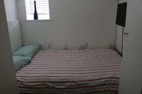 1 bedroom in a flat share to rent, DALGARNO GARDENS, NORTH KENSINGTON, LONDON W10