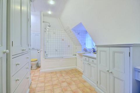 2 Heath Close, London, NW11 7DX