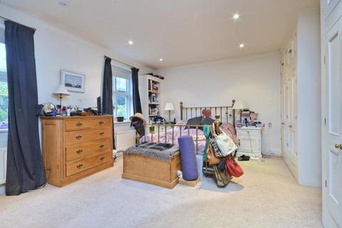 2 Heath Close, London, NW11 7DX