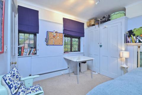 2 Heath Close, London, NW11 7DX