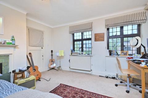 2 Heath Close, London, NW11 7DX