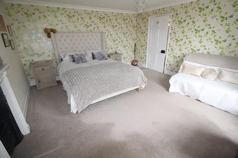 The Castle Bratton Road, Westbury, BA13 3EN