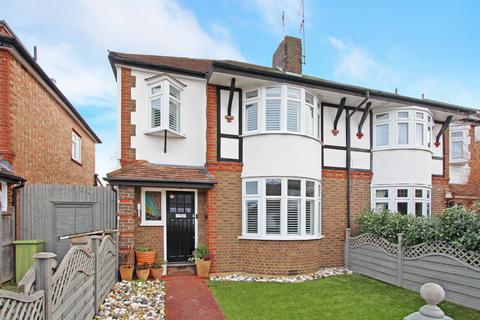 10 Cleveland Avenue, Hampton, TW12 2RD
