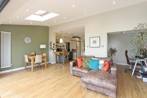 10 Cleveland Avenue, Hampton, TW12 2RD