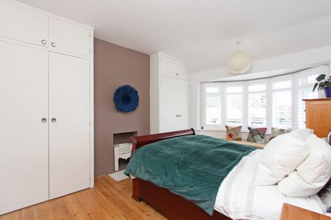 10 Cleveland Avenue, Hampton, TW12 2RD