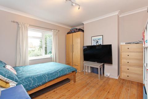 10 Cleveland Avenue, Hampton, TW12 2RD