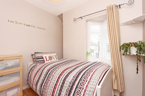 10 Cleveland Avenue, Hampton, TW12 2RD