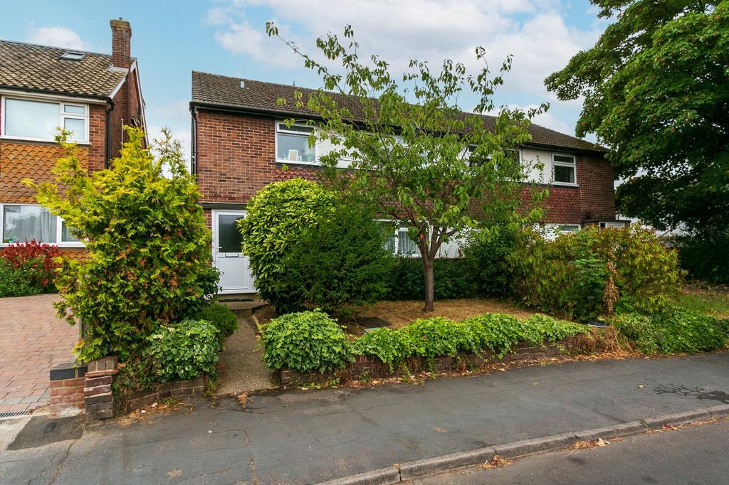 Herkomer Road, Bushey, Herts, WD23 1 bed £1,250 pcm (£288 pw)
