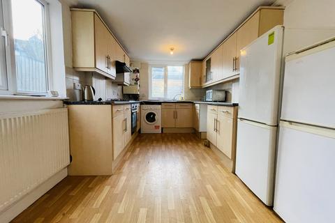 5 bedroom terraced house to rent, Gibbon Road, London, SE15