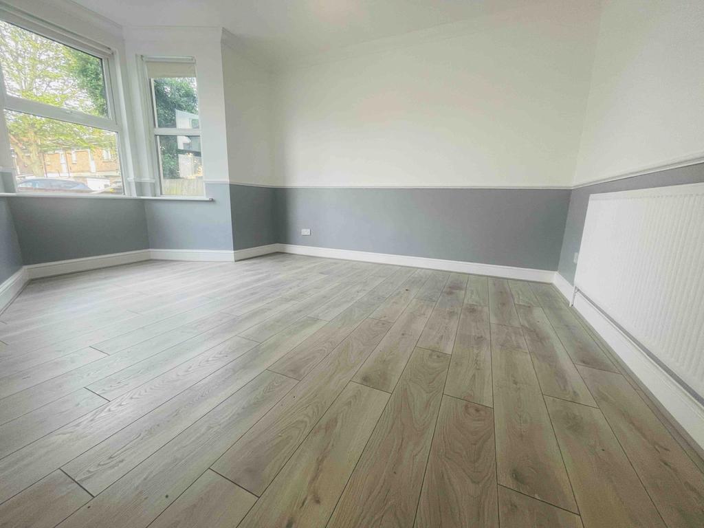 Gibbon Road, London, SE15 5 bed terraced house £4,200 pcm (£969 pw)