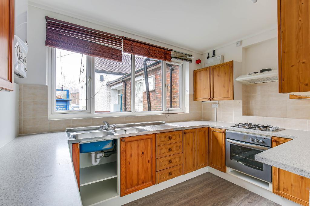 Chelsham Road, Warlingham, Surrey... 2 bed £1,150 pcm (£