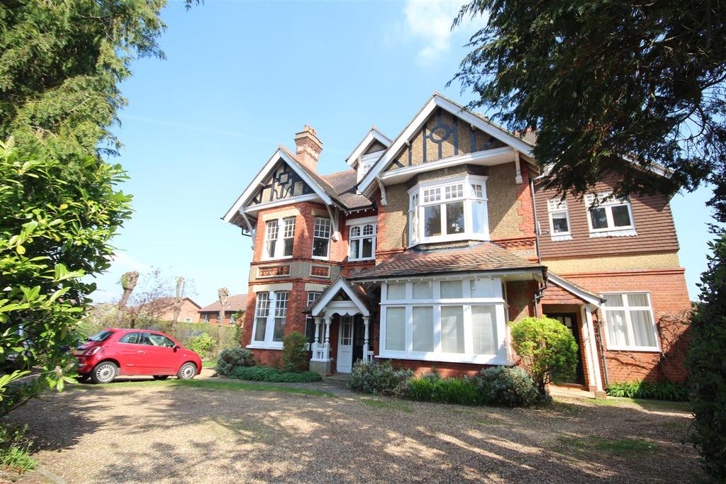 Pit Farm Road, Guildford 2 bed flat £1,295 pcm (£299 pw)