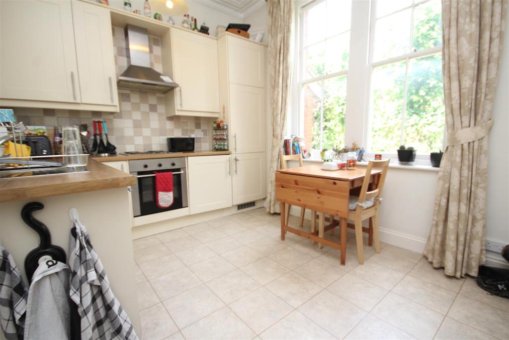 Pit Farm Road, Guildford 2 bed flat £1,295 pcm (£299 pw)