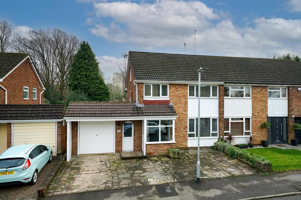 Highland Drive, Leverstock Green... 4 bed semidetached house £575,000