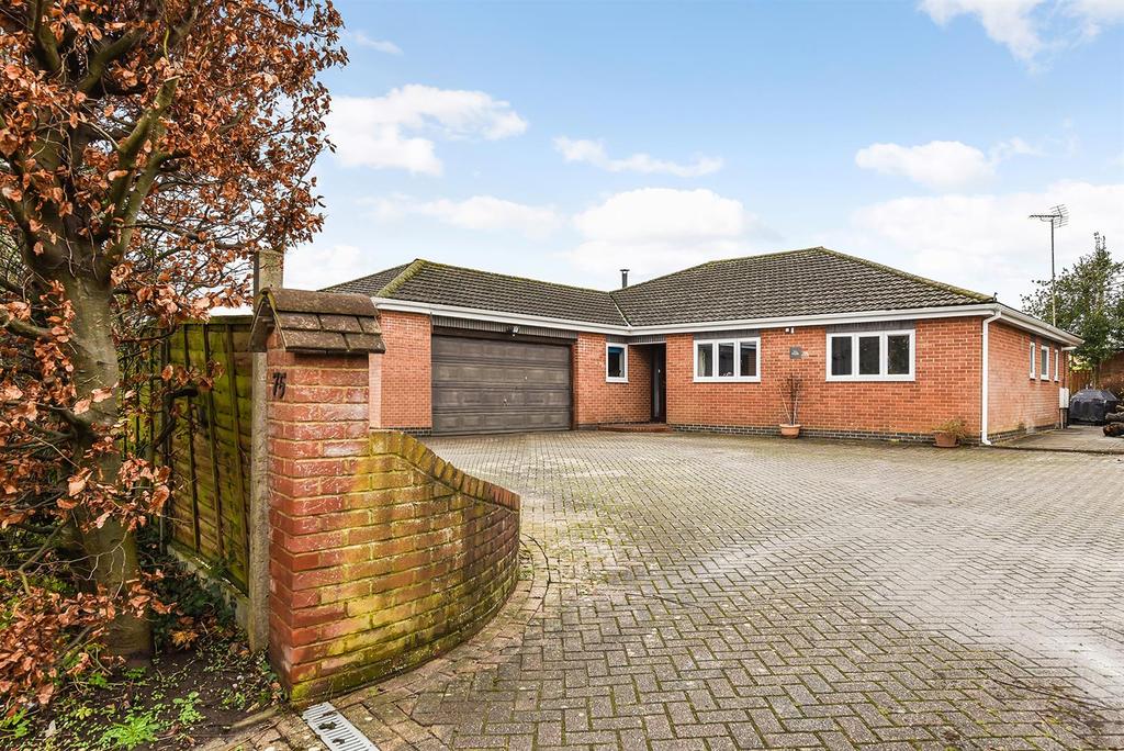 Charlton Road, Andover 4 bed detached bungalow £525,000