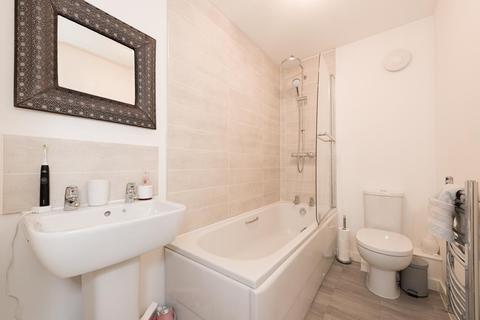 32b Lintons Lane, Epsom, KT17 1DD