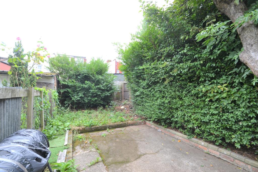 Leopold Road, London, NW10 2 bed flat £1,500 pcm (£346 pw)