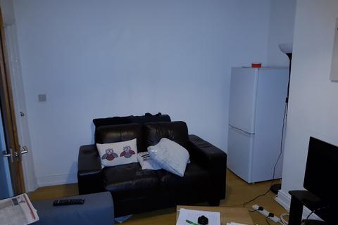 3 bedroom terraced house to rent, Braemar Road, Manchester