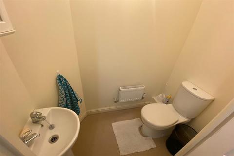 70 Brookfield Drive, Horley, RH6 9NX