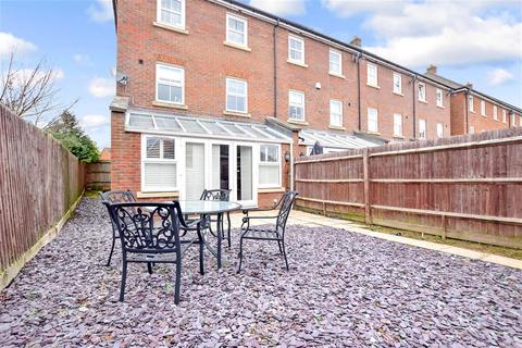 70 Brookfield Drive, Horley, RH6 9NX