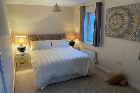 70 Brookfield Drive, Horley, RH6 9NX