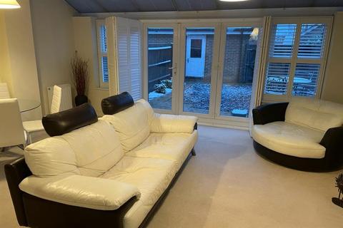 70 Brookfield Drive, Horley, RH6 9NX