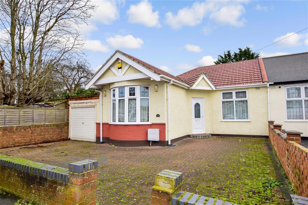 Oaks Lane, Newbury Park, Ilford, Essex 3 bed semidetached bungalow £