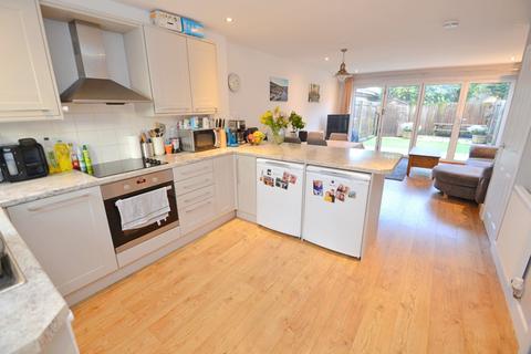 2a Cherry Grove, Ferndown, BH22 9EZ