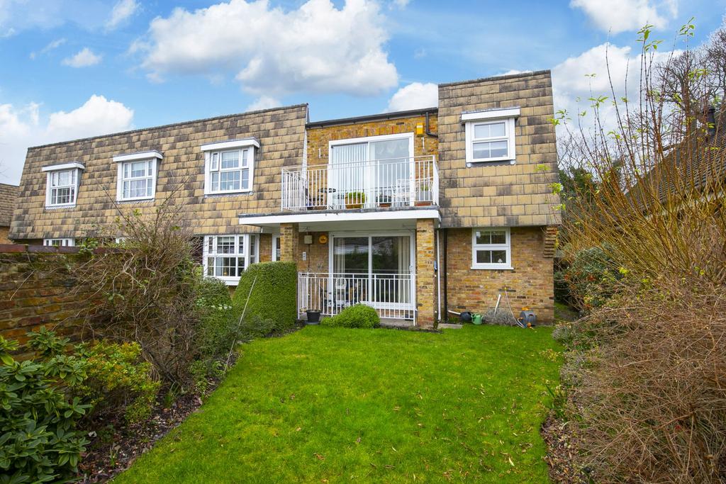 High Road, Buckhurst Hill, IG9 2 bed apartment £420,000