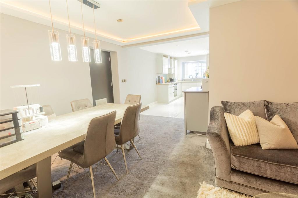 Lounge/Dining Room: