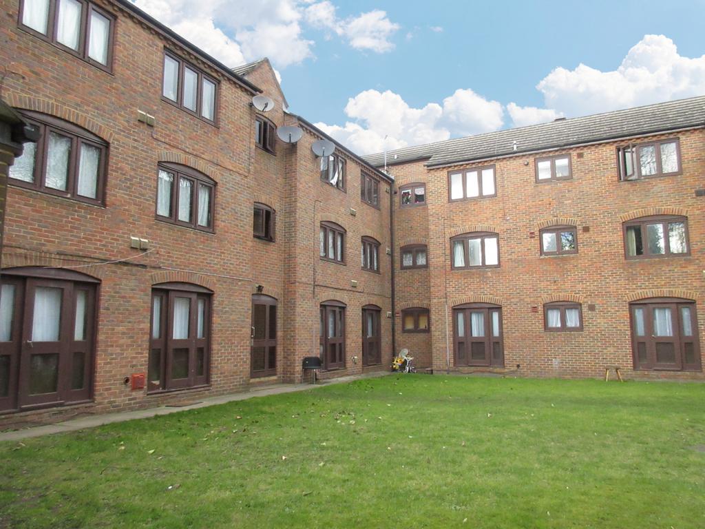 Two bedroom flat with communal gardens