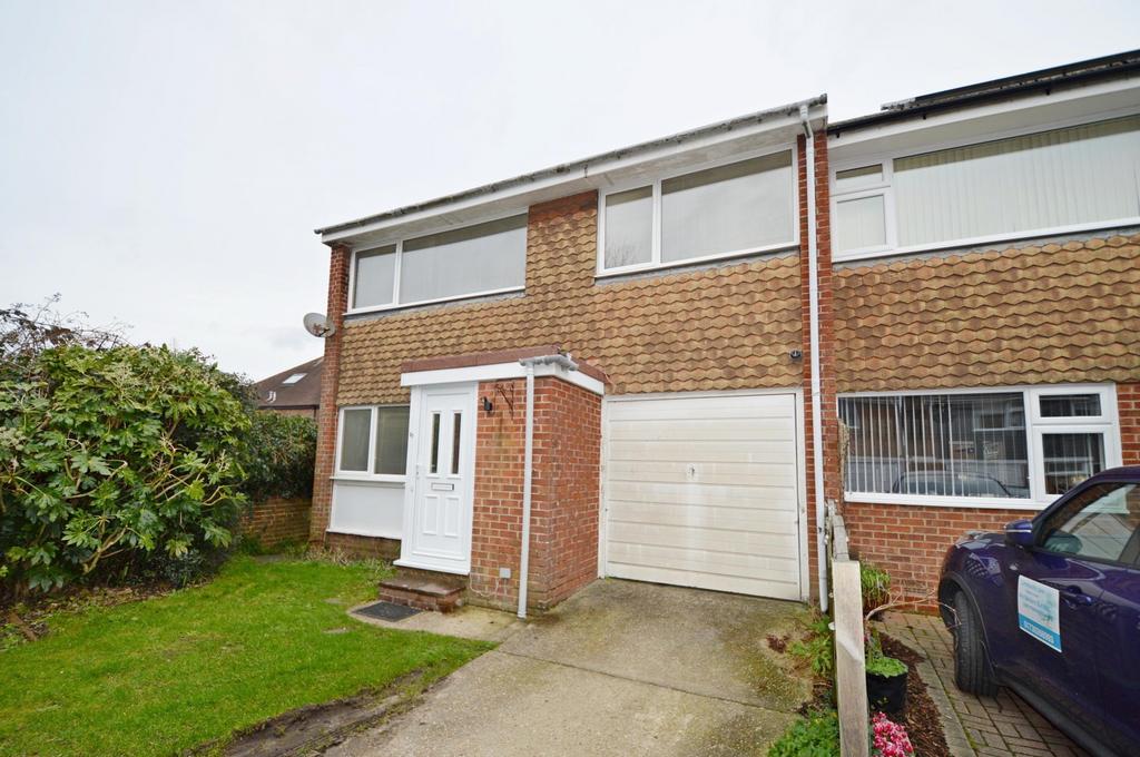 Sussex Gardens, Petersfield, GU31 3 bed semidetached house £1,100