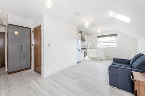 Studio to rent, Hildreth Street, South West London