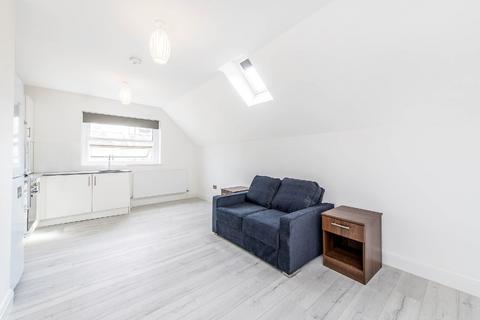 Studio to rent, Hildreth Street, South West London