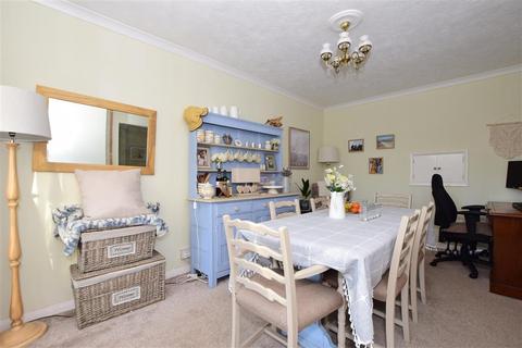 34 Eagle Close, Larkfield, Aylesford, ME20 6QE