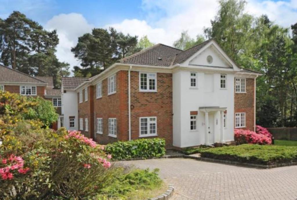 Fairway Heights, Camberley 1 bed flat £800 pcm (£185 pw)