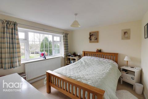 17 Downs Road, Yalding, Maidstone, ME18 6JE