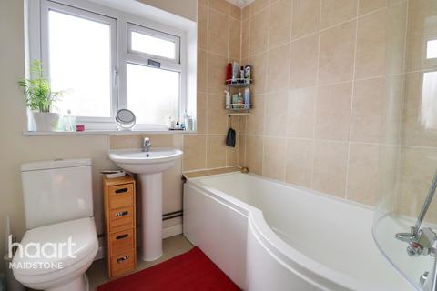 17 Downs Road, Yalding, Maidstone, ME18 6JE