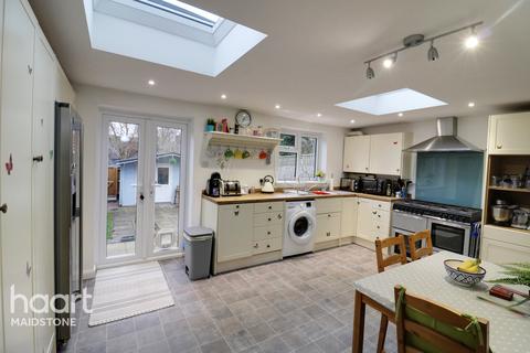 17 Downs Road, Yalding, Maidstone, ME18 6JE