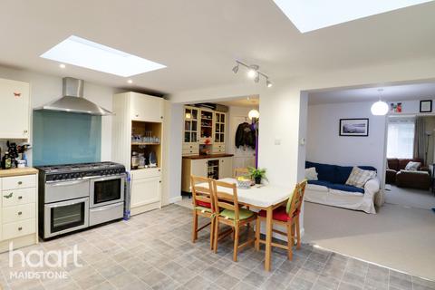 17 Downs Road, Yalding, Maidstone, ME18 6JE