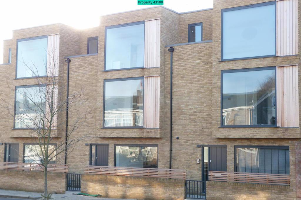 Balham New Road, London, SW12 9PG 4 bed terraced house to rent £3,880