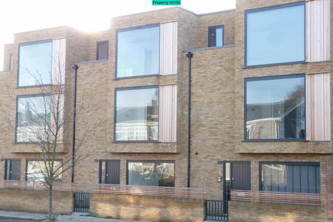 4 bedroom terraced house to rent, Balham New Road, London, SW12 9PG