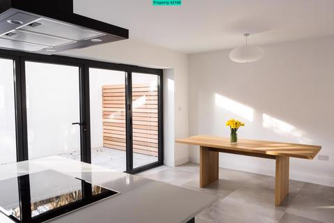 4 bedroom terraced house to rent, Balham New Road, London, SW12 9PG