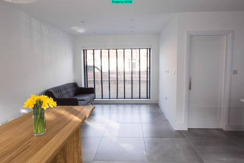 4 bedroom terraced house to rent, Balham New Road, London, SW12 9PG