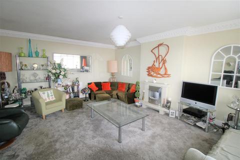 2 bedroom flat for sale, Riverside Court, South Quay, King's Lynn